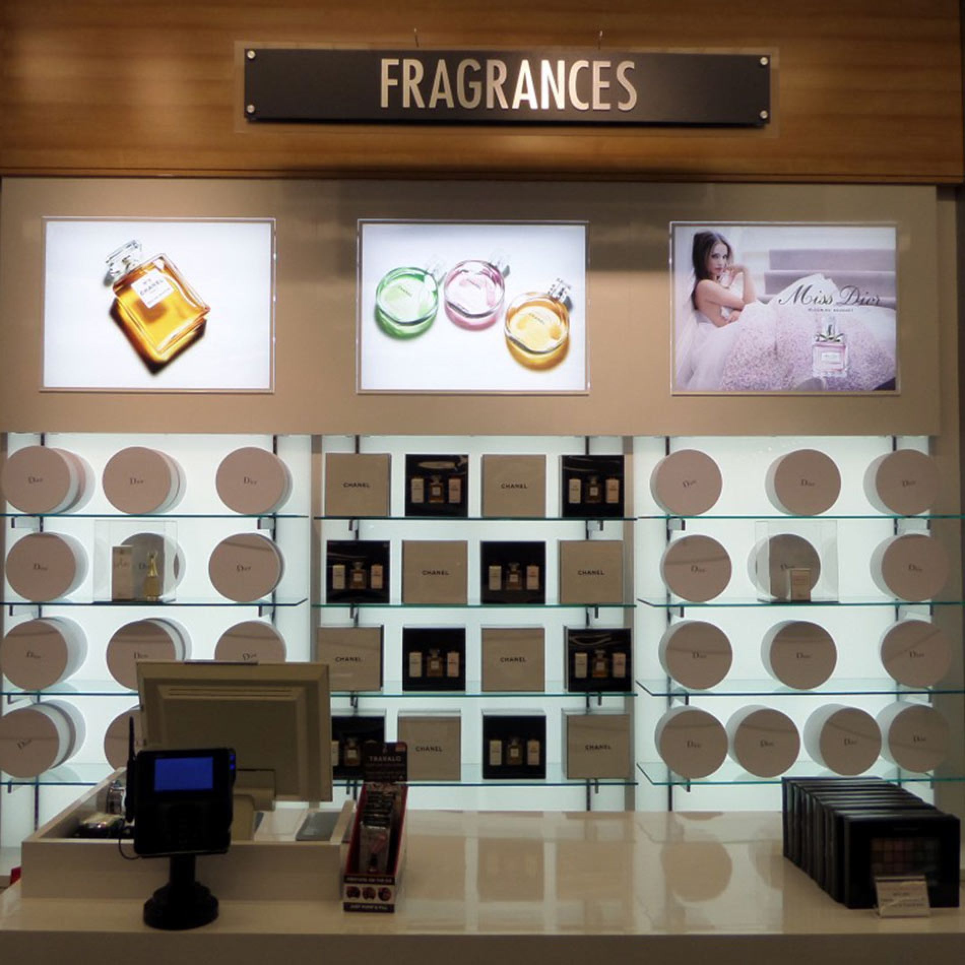 FIRE & ICE RETAIL DISPLAYS AT BWI AIRPORT Gallery Image